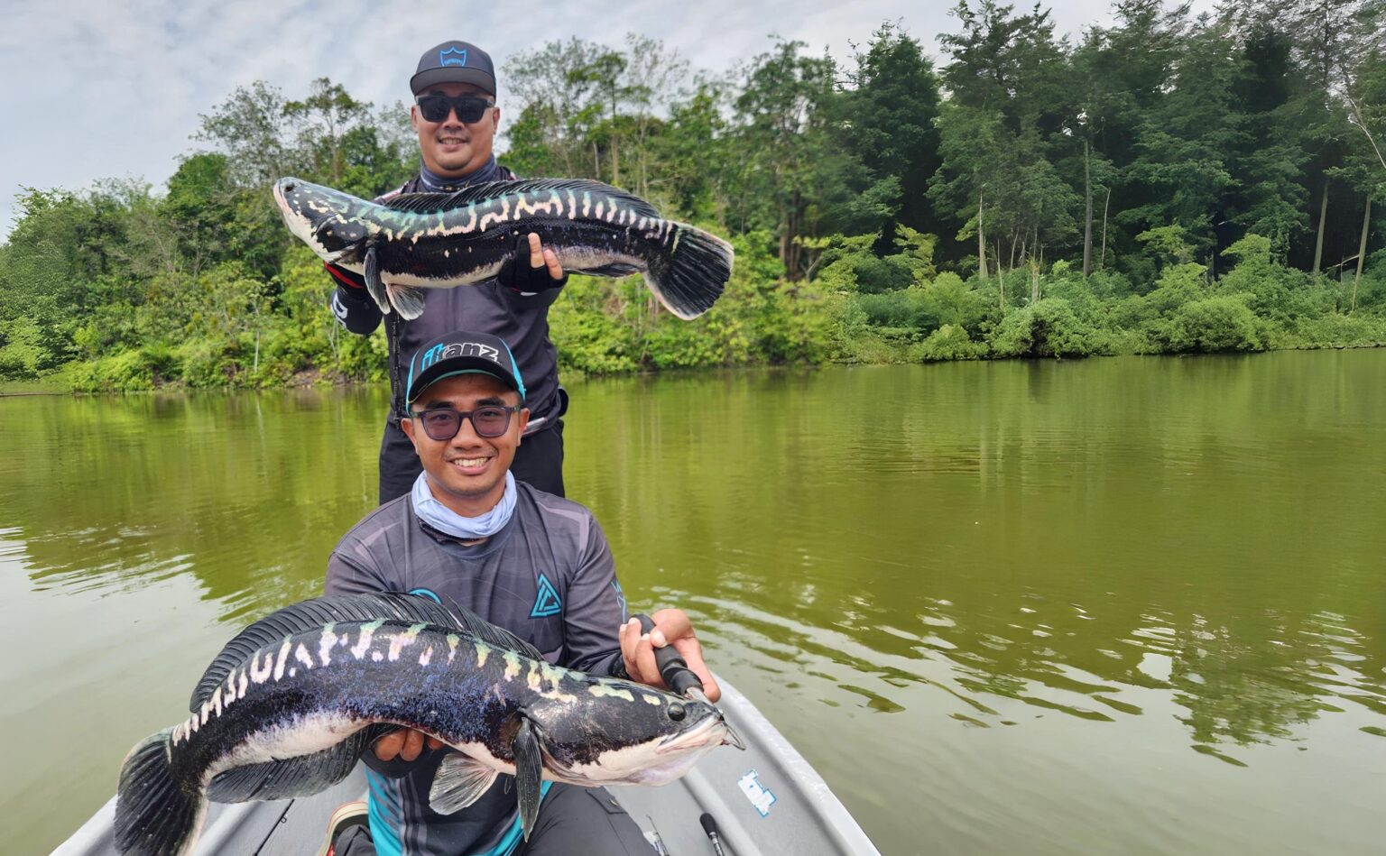 Pemancing toman di atas bot sewa